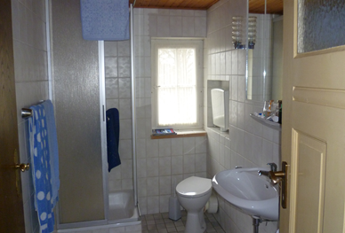 Badezimmer in renovierungsbedürftigen Haus in Iserlohn, in der Nähe von Hemer, Menden und Hagen im Märkischen KreisHagen