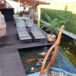 Terrasse mit Gartenteich und offenem Kamin auf dem Grundstück des Hauses in Hemer