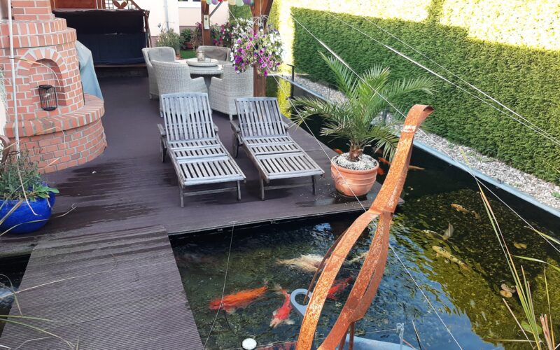 Terrasse mit Gartenteich und offenem Kamin auf dem Grundstück des Hauses in Hemer