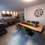 Blick vom Essbereich ins Wohnzimmer