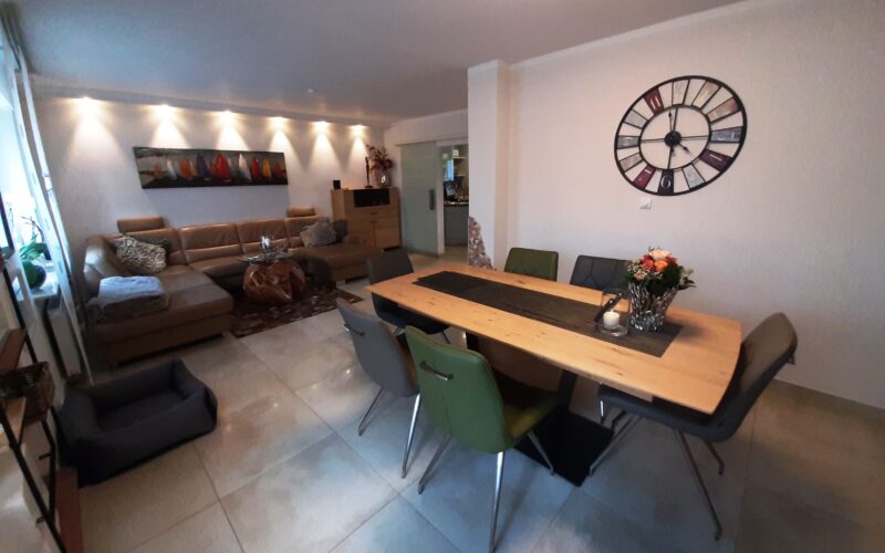 Blick vom Essbereich ins Wohnzimmer