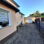 Einfahrt zur Garage mit Stellplätzen