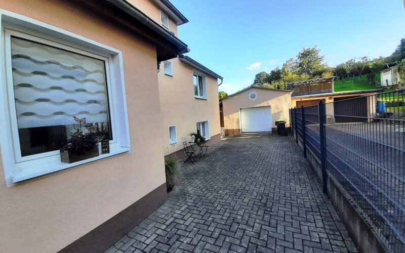 Einfahrt zur Garage mit Stellplätzen