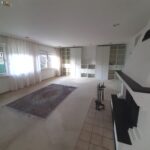 Das große Wohnzimmer mit Kamin und Schrankwand im Haus in Iserlohn. Sie können das Haus kaufen in Iserlohn. Fragen Sie Ihren Immobilienmakler für Iserlohn, Hemer Menden, und Umgebung.