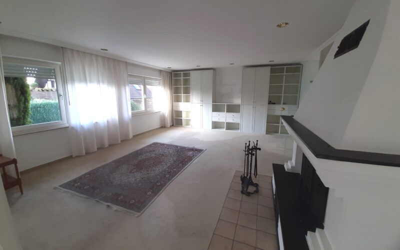 Das große Wohnzimmer mit Kamin und Schrankwand im Haus in Iserlohn. Sie können das Haus kaufen in Iserlohn. Fragen Sie Ihren Immobilienmakler für Iserlohn, Hemer Menden, und Umgebung.