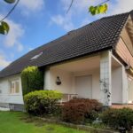 Einfamilienhaus mit Einliegerwohnung freistehend vom Garten betrachtet. Das Haus befindet sich in Iserlohn-Sümmern und ist als Einfamilienhaus mit Einliegerwohnung zu verkaufen