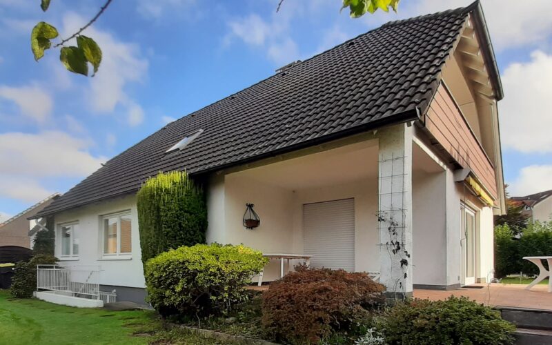 Einfamilienhaus mit Einliegerwohnung freistehend vom Garten betrachtet. Das Haus befindet sich in Iserlohn-Sümmern und ist als Einfamilienhaus mit Einliegerwohnung zu verkaufen