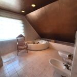 Blick in das geräumige, gut ausgestattete Bad mit Eckwanne, Dusche, zwei Waschbecken, Toilette und Bidet