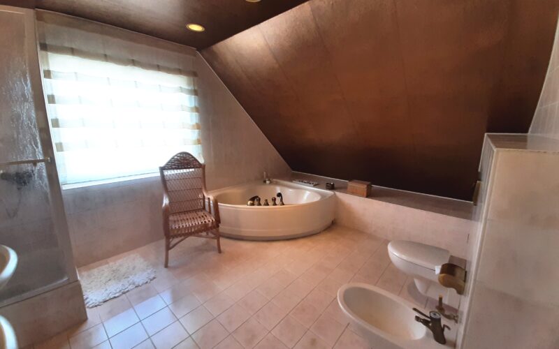 Blick in das geräumige, gut ausgestattete Bad mit Eckwanne, Dusche, zwei Waschbecken, Toilette und Bidet