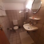 Gut ausgestattetes Gäste-WC im Untergeschoss des Hauses in Iserlohn. Es ist der Wohnfläche hinzuzurechnen. Es hat ein fenster an der linken Seite.