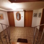 Auch das Untergeschoß umfasst Wohnräume. Diele WC, Gästezimmer, Sauna, Dusche