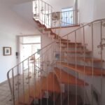 stielvolles Treppenhaus mit Galerie und Blick ins Wohnzimmer