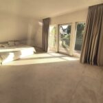 Schlafzimmer im Dachgeschoß des Einfamilienhauses in Iserlohn-Sümmern mit Blick auf die Loggia und auf Sümmern