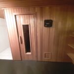 Die Sauna ist voll funktionsfähig und wird mit Strom beheizt. Sie befindet sich im Keller des freistehenden Einfamilienhauses in Iserlohn, das zu verkaufen ist.
