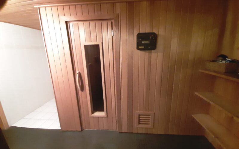 Die Sauna ist voll funktionsfähig und wird mit Strom beheizt. Sie befindet sich im Keller des freistehenden Einfamilienhauses in Iserlohn, das zu verkaufen ist.