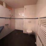 Bad-Beispiel in der Pflegeinrichtung in Hemer mit WC, Dusche und Waschbecken