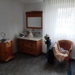 Schlafzimmer im Erdgeschoß des Wohnhauses in Hemer. Das Fenster zeigt Straßenseitig zum Dorfanger und eignet sich auch für Home-Office
