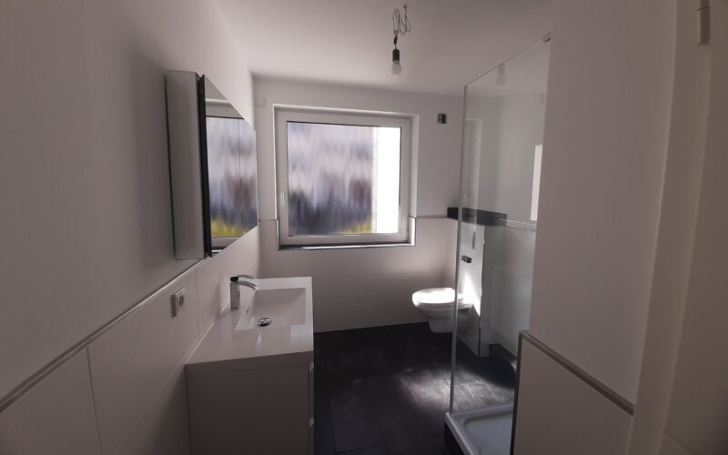 Das Tageslicht- Bad im Appartement in Iserlohn hat Neubaustandart