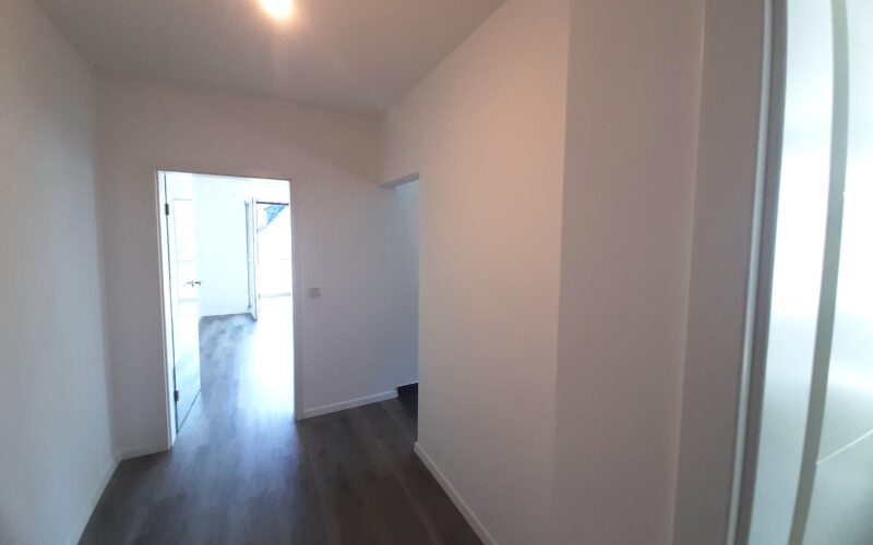 Die Diele mit Blickrichtung Wohnzimmer und Balkon