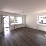 Das Wohnzimmer im Appartement in Iserlohn mit Zugang zum Balkon. Mietinteressenten melden Sie Bei WZ-Immobilien Iserlohn, Ihrem Makler für Iserlohn, Hemer, Menden, Hagen und Umgebung