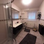 Bad mit Dusche, WC, Waschtisch und Fenster