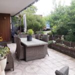 Terrasse der 3-Zimmer-Wohnung in Iserlohn Gerlingsen mit Zugang zum Parkplatz und schöner Bepflanzung. Hier wird Privatsphäre gepflegt.