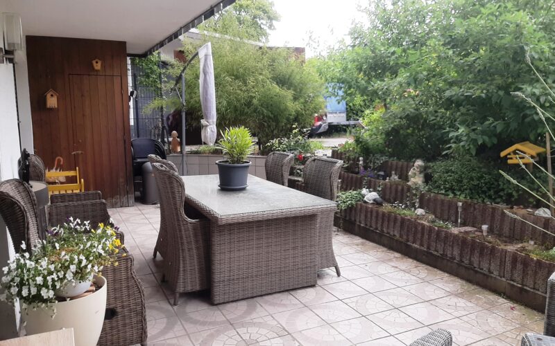 Terrasse der 3-Zimmer-Wohnung in Iserlohn Gerlingsen mit Zugang zum Parkplatz und schöner Bepflanzung. Hier wird Privatsphäre gepflegt.