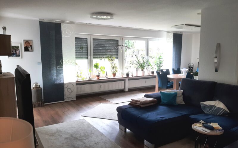 Blick ins Wohnzimmer von der Diele aus. Die Wohnung ist zu vermieten. Wenn Sie diese Wohnung Mieten wollen, fragen Sie WZ-Immobilien in Iserlohn, Hemer, Menden, Hagen und Umgebung.