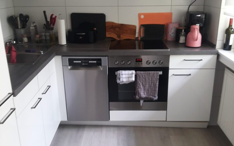 Küche in ersten Obergeschoß links. Wohnung in Iserlohn-Dröschede zu vernieten, Infos bei WZ-Immobilien -Ihrem Makler für Iserlohn, Hemer, Menden, Hagen und Umgebung.