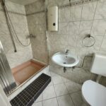 Badezimmer mit Dusche im Mehrfamilienhaus in Menden