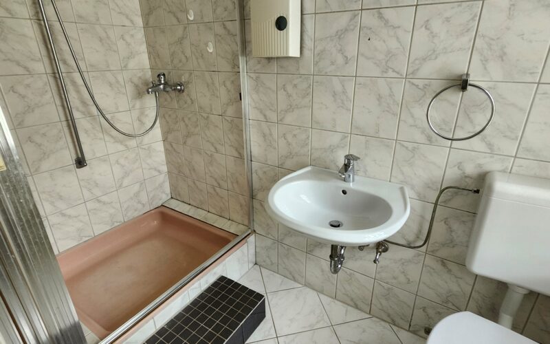 Badezimmer mit Dusche im Mehrfamilienhaus in Menden