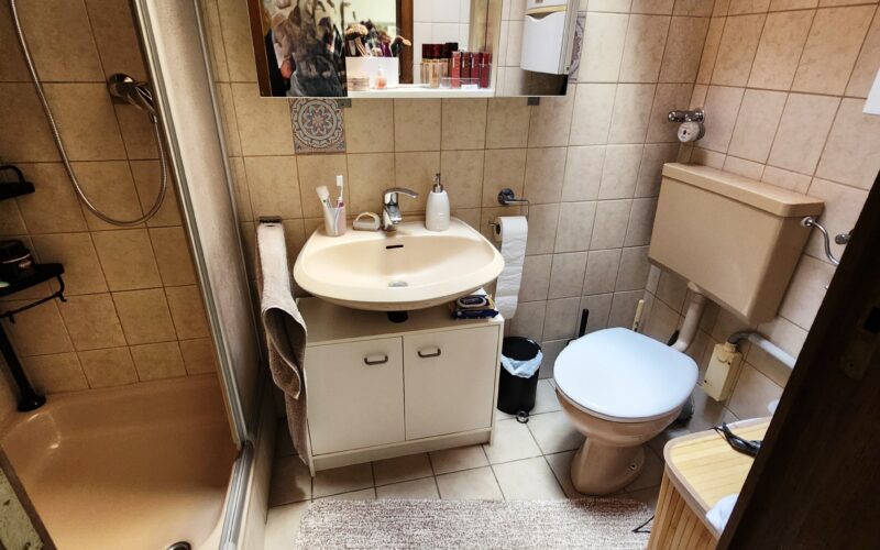 Badezimmer im Erdgeschoß des 3-Familienhauses in Menden