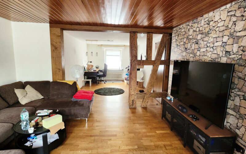 Wohnzimmer mit angrenzendem Arbeitszimmer im Obergeschoß des Mehrfamilienhauses in Menden