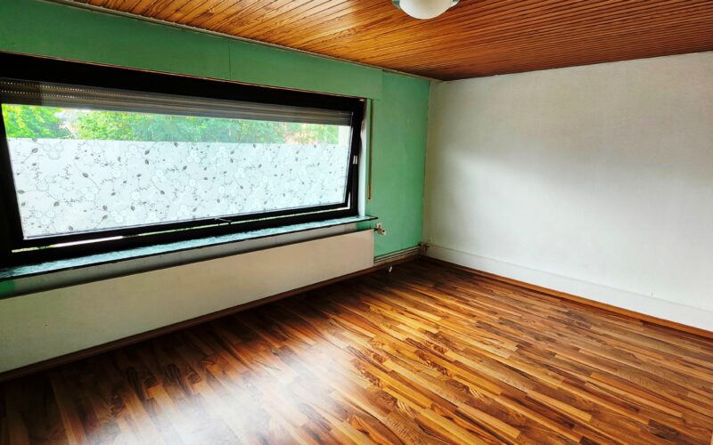 Schlafzimmer im Obergeschoß des Mehrfamilienhauses im Menden mit innenstadtnaher Lage und gr0ßem Kippfenster