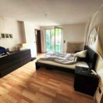 Schlafzimmer im Erdgeschoß mit bodentiefen Fenstern zu Garten