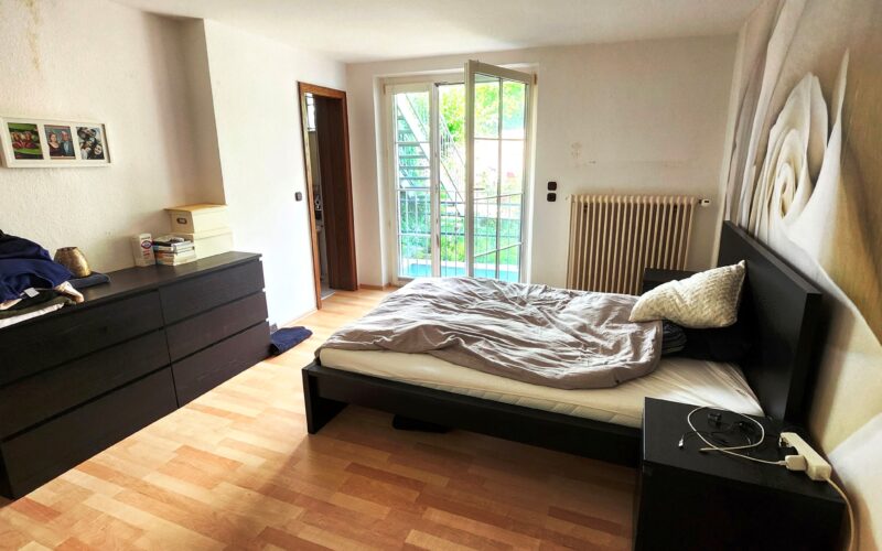 Schlafzimmer im Erdgeschoß mit bodentiefen Fenstern zu Garten