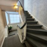 Das einladende Treppenhaus im Mehrfamilienhaus in Menden macht einen gemütlichen Eindruck. Besichtigungen sind nach Terminabsprache jederzeit möglich