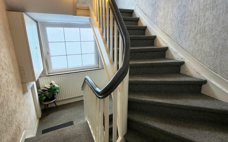 Das einladende Treppenhaus im Mehrfamilienhaus in Menden macht einen gemütlichen Eindruck. Besichtigungen sind nach Terminabsprache jederzeit möglich