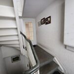 Treppenaufgang zur Wohnung im Obergeschoß des Mehrfamilienhauses im Menden. Gerne vereinbaren wir mit Kausinteressenten einen Besichtigungstermin.