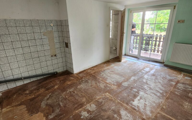 Wohnküche im ersten Obergeschoß. hier wird nach einem Leitungswasserschaden renoviert