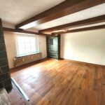 Wohnzimmer im Mehrfamilienhaus in Menden mit Fenster zum Garten