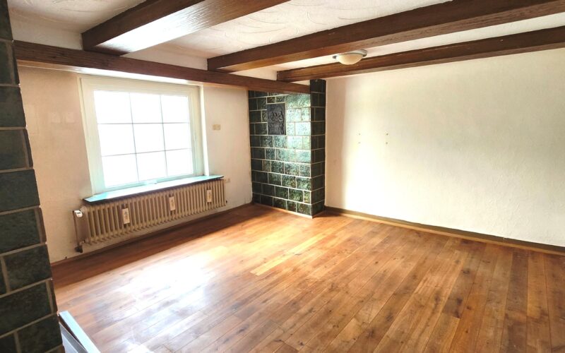 Wohnzimmer im Mehrfamilienhaus in Menden mit Fenster zum Garten