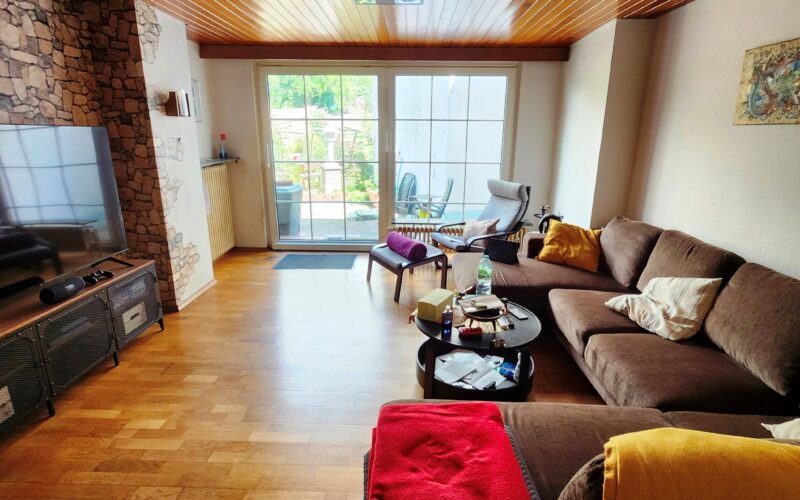 Das Wohnzimmer im Erdgeschoß mit Zugang zur Terrasse und Garten