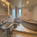 Im ersten Obergeschoß des Hauses in Fröndenberg gibt es ein Tageslicht-Badezimmer mit großer Eckwanne und luxuriöser Ausstattung.
