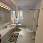 Das Badezimmer im Erdgeschoß ist barrierefrei und Behindertengerecht. auch die Dusche ist ebenerdig integriert.