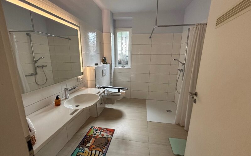 Das Badezimmer im Erdgeschoß ist barrierefrei und Behindertengerecht. auch die Dusche ist ebenerdig integriert.