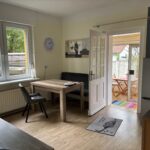 Die Küche im Erdgeschoß hat einen direkten Zugang zum Garten und zum Alkoven mit Essplatz