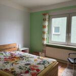 Das helle Schlafzimmer im Wohnhaus in Fröndenberg. Dieses Haus in Fröndenberg können Sie kaufen
