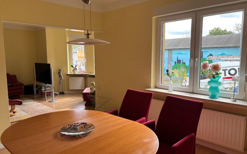 Wohnzimmer mit Erker. Eine Seltenheit mit Charm. Dieses Haus verkauft Wz-Immobilien. Ihr Makler für Iserlohn, Hemer, Menden, Hagen und Umgebung ist auch in Fröndenberg tätig.