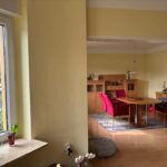 Wohnzimmer im Erdgeschoß des Hauses mit Blick vom Erker zum Essbereich. Der Wohnraum ist zur Graf-Adolf-Straße in Fröndenberg gelegen.